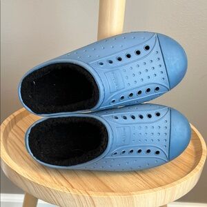 Native Jefferson Kids Slip-On Cozy Clog Shoes in Dusty Blue Size C13